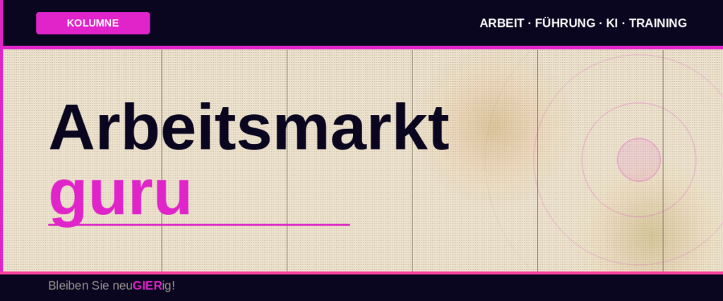 Das Bild zeigt ein querformatiges Blog-Header-Bild im Stil einer Zeitungsseite. Der Hintergrund ist eine warme, cremefarbene Papier-Textur mit feinen horizontalen Drucklinien und zarten vertikalen Spaltenlinien, die an Zeitungsdruck erinnern. Am oberen Rand befindet sich ein dunkelvioletter Balken (Masthead) mit einem magentafarbenen Pill-Label „KOLUMNE" links und der Zeile „ARBEIT · FÜHRUNG · KI . TRAINING" rechts. Ein leuchtend magentafarbener Trennstrich schließt den Masthead nach unten ab. Links verläuft ein schmaler magentafarbener Balken über die gesamte Bildhöhe. Im Hauptbereich steht in schwarzer Fettschrift das Wort „Arbeitsmarkt", darunter in Magenta das Wort „guru" – zusammen die Wortmarke „Arbeitsmarktguru". Auf der rechten Seite sind abstrakte konzentrische Kreise als geometrisches Gestaltungselement zu sehen. Am unteren Rand befindet sich ein dunkler Balken mit dem Leitmotiv: „Bleiben Sie neuGIERig!" – wobei „GIER" in Magenta hervorgehoben ist.
