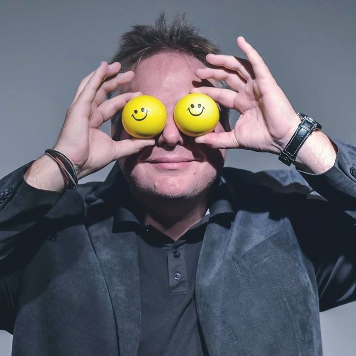 Sven Neuenfeldt hält sich zwei gelbe Smiley-Bälle vor die Augen